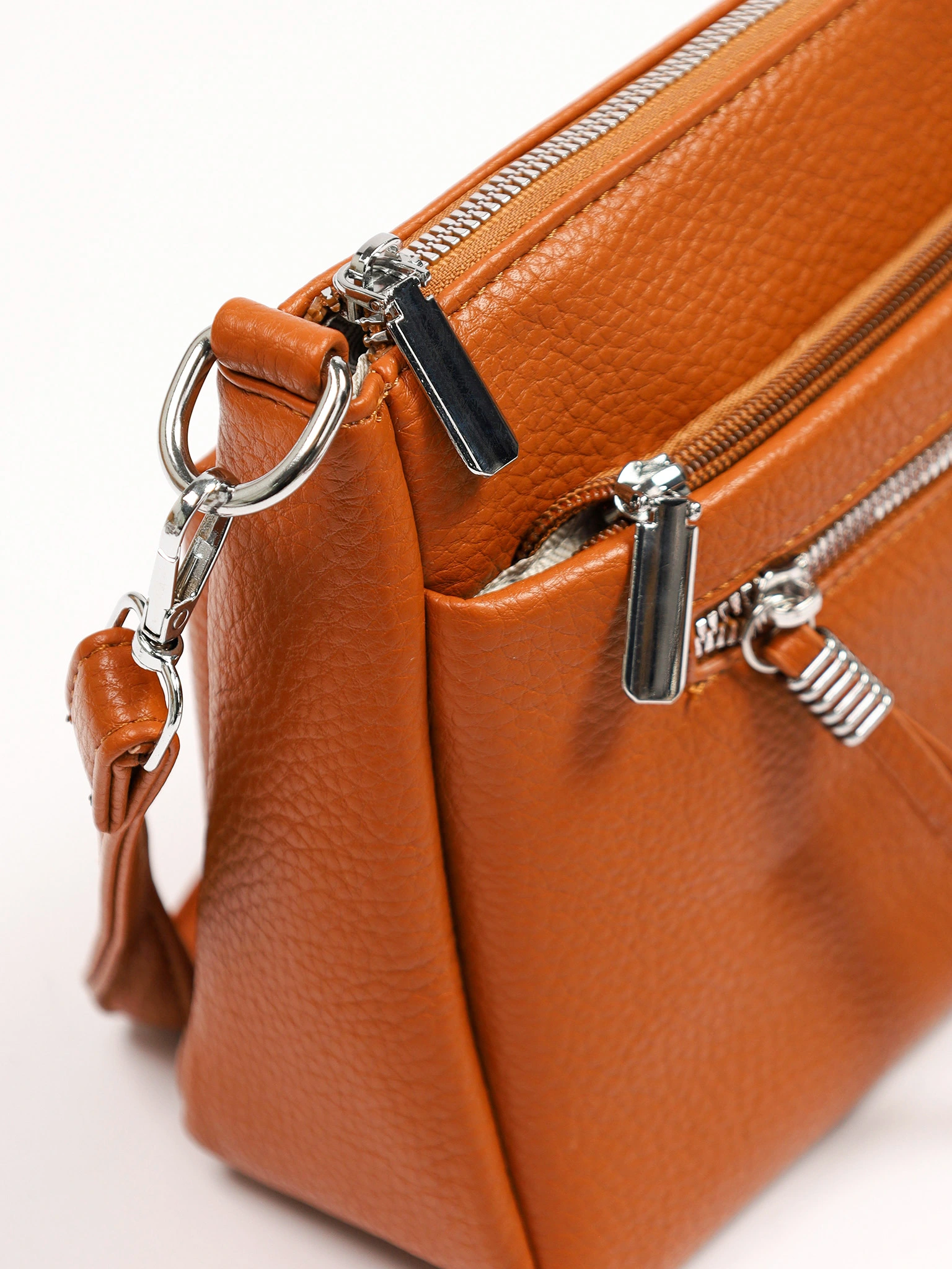 Сумка-кроссбоди с декоративным пуллером в ассортименте